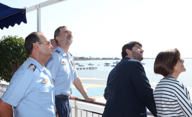 Su Majestad el Rey junto a las autoridades observa la exhibición