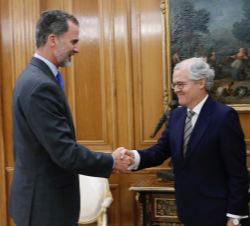 Su Majestad el Rey recibe el saludo del presidente de la Comisión del Mercado Nacional de Valores, Sebastián Albella Amigo