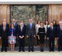 Su Majestad el Rey junto a la representación de la Comisión Nacional del Mercado de Valores (CNMV)