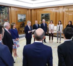 Su Majestad el Rey durante la audiencia a la representación de la CNMV