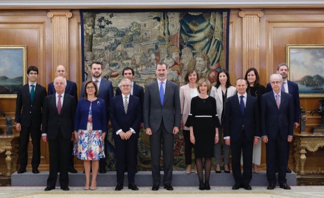 Su Majestad el Rey junto a la representación de la Comisión Nacional del Mercado de Valores (CNMV)