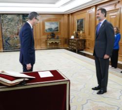 Su Majestad el Rey momentos antes de la promesa de Pablo Hernández de Cos, como gobernador del Banco de España