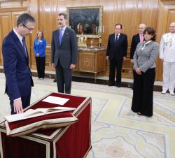Su Majestad el Rey durante la promesa de Pablo Hernández de Cos, como gobernador del Banco de España