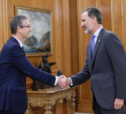Su Majestad el Rey recibe el saludo de Pablo Hernández de Cos, tras prometer su como gobernador del Banco de España