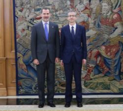 Su Majestad el Rey junto al nuevo gobernador del Banco de España, Pablo Hernández de Cos, tras prometer su cargo