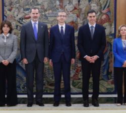 Su Majestad el Rey junto al nuevo gobernador del Banco de España, el presidente del Gobierno, la ministra de Trabajo y Empresa, y la ministra de Justi