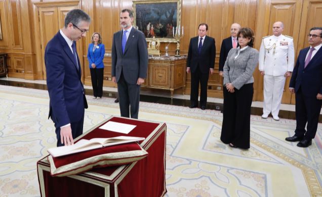 Su Majestad el Rey durante la promesa de Pablo Hernández de Cos, como gobernador del Banco de España