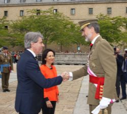 Su Majestad el Rey recibe el saludo del presidente de la Comunidad de Madrid, Ángel Garrido