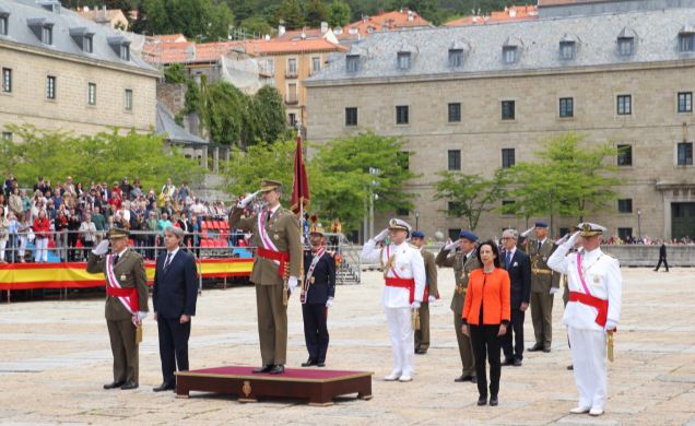 Don Felipe recibido con Honores a su llegada a la Lonja del Real Monasterio de San Lorenzo de El Escorial