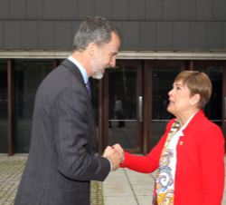 Su Majestad el Rey, a su llegada al Palacio de Congresos y Auditorio de Navarra, recibe el saludo de la presidenta de la Comunidad Foral de Navarra, U