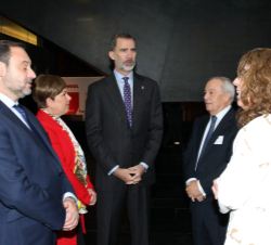Don Felipe conversa con las autoridades asistentes al acto