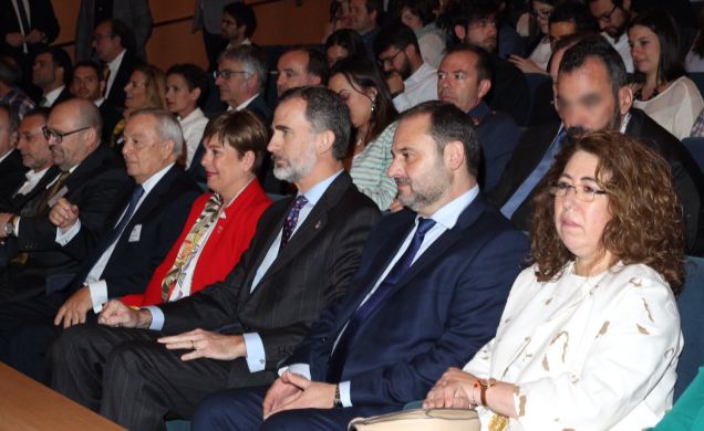 Su Majestad el Rey en la Sala de Cámara, en la primera fila de asientos