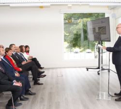 Don Felipe durante la presentación del Grupo a cargo del vicepresidente senior de Clientes y Mercados de MTorres, Luis Pérez Olivase