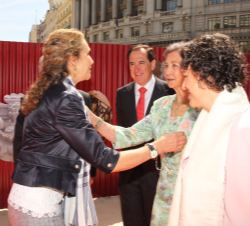 Su Majestad la Reina Doña Sofía recibe el saludo de Su Alteza Real la Infanta Doña Elena en presencia de la ministra de Trabajo, Migraciones y Segurid
