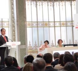 Su Majestad la Reina Doña Sofía durante la intervención del presidente del Grupo MAPFRE y su Fundación, Antonio Huertas