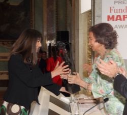 Su Majestad la Reina Doña Sofía hace entrega a María Jesús Ledesma del Premio "A la mejor iniciativa en promoción de la salud"