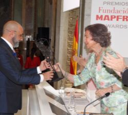 Su Majestad la Reina Doña Sofía entrega el Premio "A la mejor iniciativa en acción social" a Fabio Bibancos