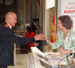 Su Majestad la Reina Doña Sofía hace entrega al presidente de Bomberos Americanos, Carlos Ferlise del Premio "A la mejor iniciativa en prevención