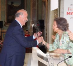 Su Majestad la Reina Doña Sofía hace entrega a Vicente del Bosque del Premio "A toda una vida profesional, José Manuel Martínez Martínez"