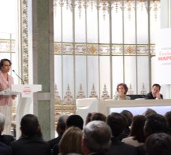 Su Majestad la Reina Doña Sofía durante la intervención de la ministra de Trabajo, Migraciones y Seguridad Social, Magdalena Valerio