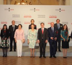 Fotografía de grupo de Su Majestad la Reina Doña Sofía con los premiados y personalidades asistentes