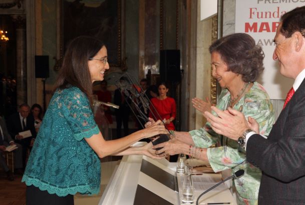 Su Majestad la Reina Doña Sofía hace entrega del Premio "Internacional de seguros Julio Castelo Matrán" a Carolyn Kousky, directora de Inves