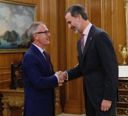 Su Majestad el Rey recibe el saludo del nuevo ministro de Cultura y Deportes, José Guirao Cabrerala, tras prometer su cargo
