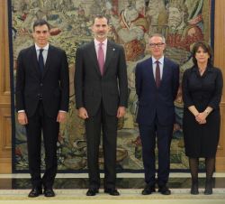 Su Majestad el Rey junto al nuevo ministro de Cultura y Deportes; el Presidente del Gobierno, Pedro Sánchez; y la ministra de Justicia, Dolores Delgad