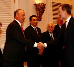 Su Majestad el Rey recibe el saludo de los historiadores norteamericanos y presidentes de las principales universidades de San Antonio