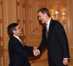 Su Majestad el Rey recibe el saludo del presidente del Banco Interamericano de Desarrollo, Luis Alberto Moreno