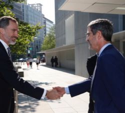 Su Majestad el Rey a su llegada a la sede del Banco Mundial recibe el saludo del director ejecutivo del Banco Mundial, Fernando Jiménez Latorre