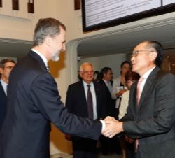 Su Majestad el Rey recibe el saludo del presidente del Banco Mundial, Jim Yong Kim