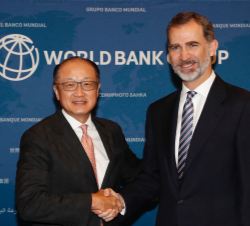 Su Majestad el Rey con el presidente del Banco Mundial, Jim Yong Kim