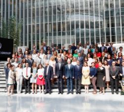 Fotografía de grupo de Don Felipe con funcionarios españoles del Banco Mundial