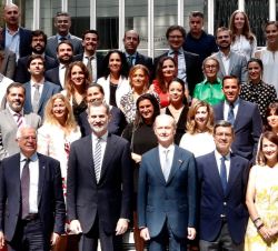 Fotografía de grupo de Don Felipe con funcionarios españoles del Banco Mundial