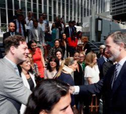 Don Felipe recibe el saludo de los empleados públicos del Banco Mundial