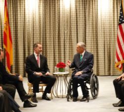 Su Majestad el Rey durante el encuentro con el gobernador de Texas, Greg Abbott
