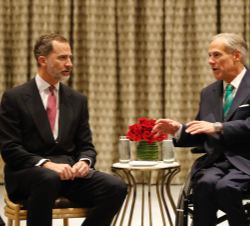 Don Felipe durante el encuentro con el gobernador de Texas, Greg Abbott