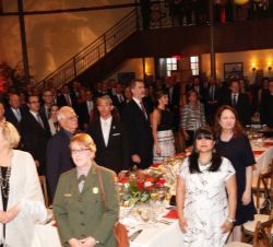 Sus Majestades los Reyes durante la interpretación de los himnos nacionales de España y de los Estados Unidos de América, a cargo de la Joven Orquesta