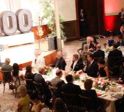 Sus Majestades los Reyes al inicio de la cena de gala
