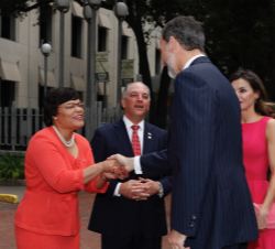 Sus Majestades los Reyes son recibidos por el gobernador de Luisiana y la alcaldesa de Nueva Orleans a su llegada al Gallier Hall
