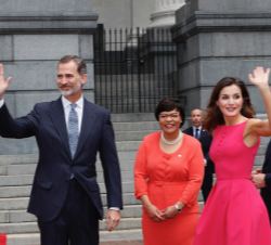 Sus Majestades los Reyes junto al gobernador de Luisiana y la alcaldesa de Nueva Orleans a su llegada al Gallier Hall, saluda a los ciudadanos que se 