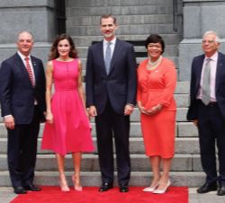 Sus Majestades los Reyes junto al gobernador de Luisiana, la alcaldesa de Nueva Orleans y el ministro de Asuntos Exteriores y de Cooperación, a su lle