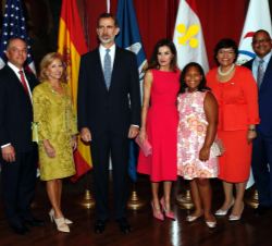 Sus Majestades los Reyes con el gobernador de Luisiana y su esposa, y la alcaldesa de Nueva Orleans con su marido y su hija