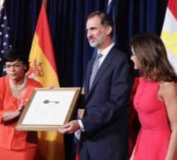 Sus Majestades los Reyes reciben de manos de la alcaldesa de Nueva Orleans la llave de la Ciudad