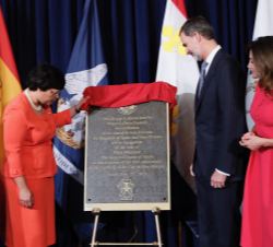 Sus Majestades los Reyes tras el descubrimiento de una Placa Conmemorativa