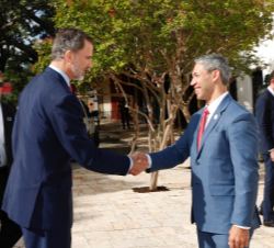 Su Majestad el Rey recibe el saludo del alcalde de San Antonio, Ron Nirenberg, a su llegada al Palacio del Gobernador de España