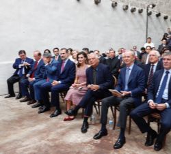 Sus Majestades los Reyes acompañados de las autoridades asistentes al acto del Palacio del Gobernador de España