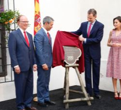 Don Felipe descubre una placa conmemorativa en presencia de Su Majestad la Reina; el alcalde de San Antonio, Ron Nirenberg, y del presidente del Conda