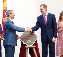 Don Felipe recibe la felicitación del alcalde de San Antonio tras descubrir la placa conmemorativa de su visita